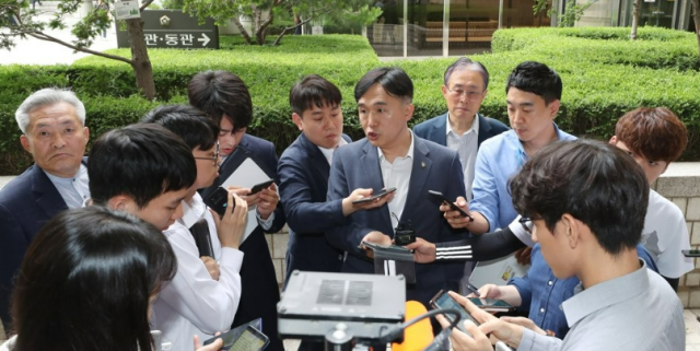 지난 2019년 6월 26일 서울 서초구 서울고등법원 앞에서 광복회 고문 변호사인 정철승 변호사가 친일파 이해승의 손자 상대 소유권 이전등기 소송 2심 선고가 끝난 뒤 기자회견을 하고 있다 사진연합뉴스