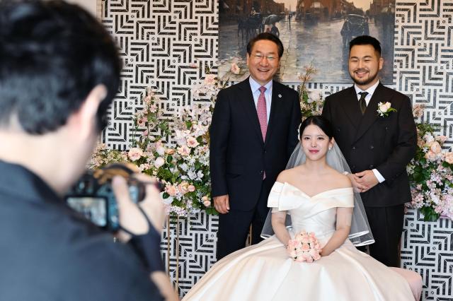 유정복 인천광역시장이 11일 하버파크호텔에서 아이플러스i+ 맺어드림 1호커플 결혼식에 참석해 축하인사를 하고 있다 사진인천시