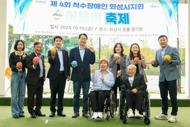 정명근 화성특례시장이 주요 내빈들과 함께기념 촬영을 하고 있다 사진화성시