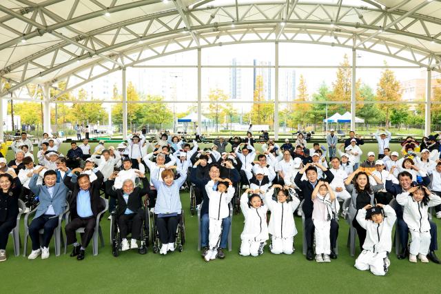 정명근 화성특례시장이 행사 참석자들과 기념촬영을 하고 있다 사진화성시