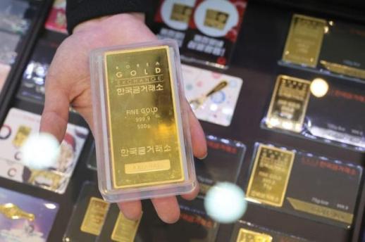 Sales of gold bullion surge as more people turn to safer assets