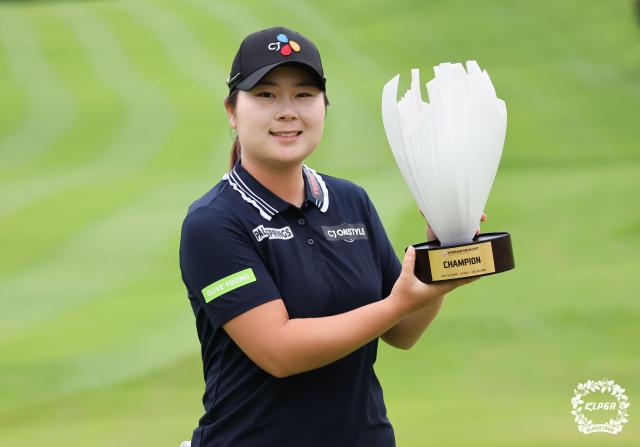 홍정민이 12일 KLPGA 투어 K-푸드 놀부·화미 마스터즈총상금 12억원 정상에 서면서 올 시즌 투어 세 번째 우승을 거머쥐었다 사진KLPGA