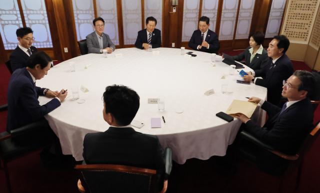 12일 서울 종로구 총리공관에서 김민석 국무총리 강훈식 대통령 비서실장 더불어민주당 정청래 대표 김병기 원내대표 등이 참석한 고위당정협의회가 열리고 있다사진연합뉴스