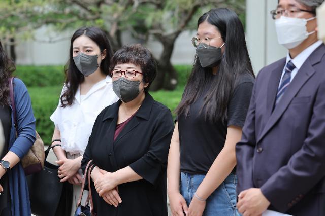 윤승주 일병의 유족이 서울 서초구 중앙지법 앞에서 이날 열린 국가배상소송 2심 선고를 마친 뒤 기자회견을 하고 있다 사진연합뉴스