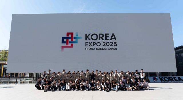지난 7일 한국관 스태프들이 한국관을 배경으로 단체 사진을 찍고 있다 사진코트라