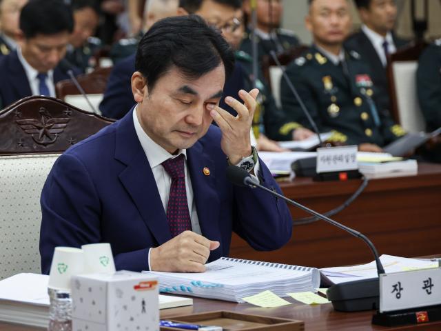 이재명 정부 첫 국정감사가 시작된 13일 서울 용산구 국방부 청사에서 열린 2025 국방부 국정감사에서 안규백 국방부 장관이 출석해 눈을 비비고 있다 사진연합뉴스
