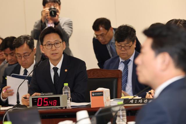 배경훈 부총리 겸 과학기술정보통신부 장관이 13일 정부세종청사에서 열린 국회 과학기술정보방송통신위원회의 과학기술정보통신부에 대한 국정감사에서 여야 위원들의 질의에 답하고 있다사진연합뉴스