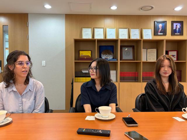 빅토리아왼쪽 캉린 링장오른쪽 IGSE 학생이 지난달 22일 아주경제와 인터뷰를 하고 있다 사진이은별 기자