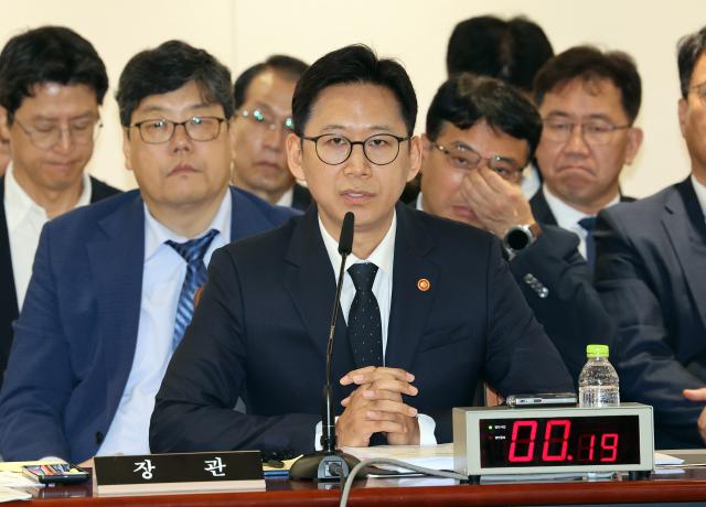 배경훈 부총리 겸 과학기술정보통신부 장관이 13일 정부세종청사에서 열린 국회 과학기술정보방송통신위원회의 과학기술정보통신부에 대한 국정감사에서 여야 위원들의 질의에 답하고 있다 사진연합뉴스