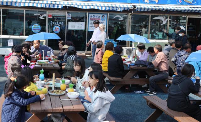 강진군 주요 관광지와 전통시장 일대는 가족단위 관광객과 고향을 찾은 향우들로 붐비며 오랜만에 활기를 띠고 있다사진강진군