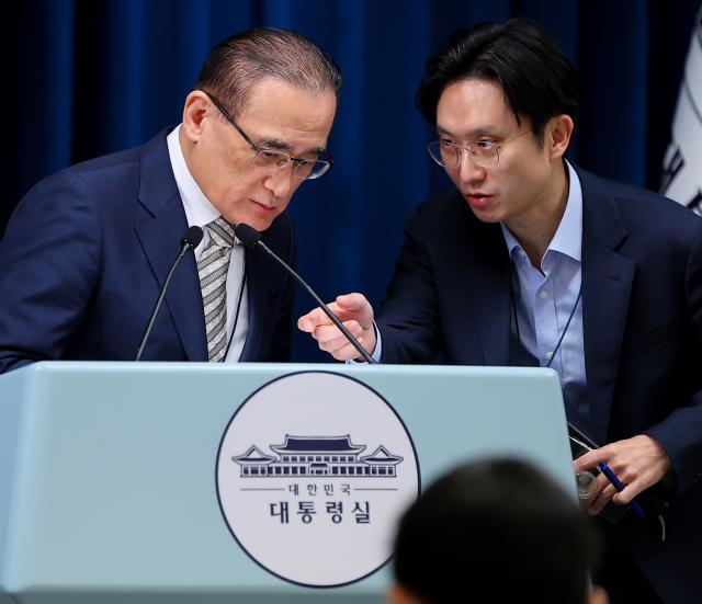 Wi Sung-lak, National Security Office chief, speaks with officials after a briefing on Japanese Prime Minister Shigeru Ishiba's visit to South Korea last month.