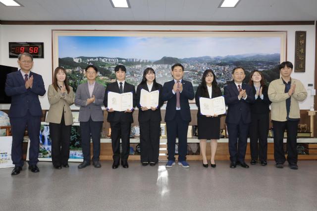 삼척시의회가 13일 의장실에서 신규 임용자에 대한 인사발령 신고식을 개최하고 있다 사진삼척시의회