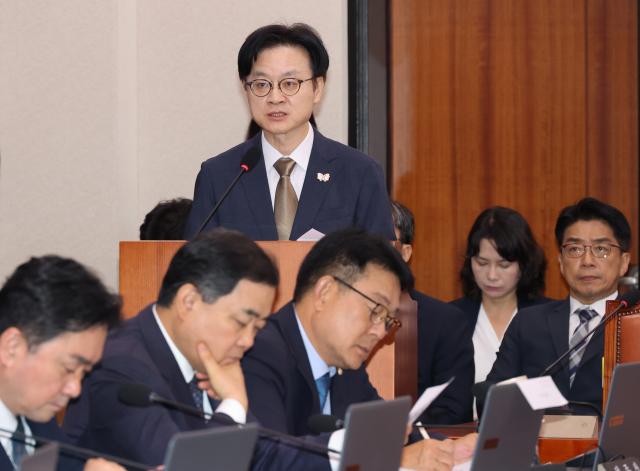 김정관 산업통상부 장관이 13일 서울 국회에서 열린 산업통상자원중소벤처기업위원회 국정감사에서 업무보고 하고 있다 사진연합뉴스