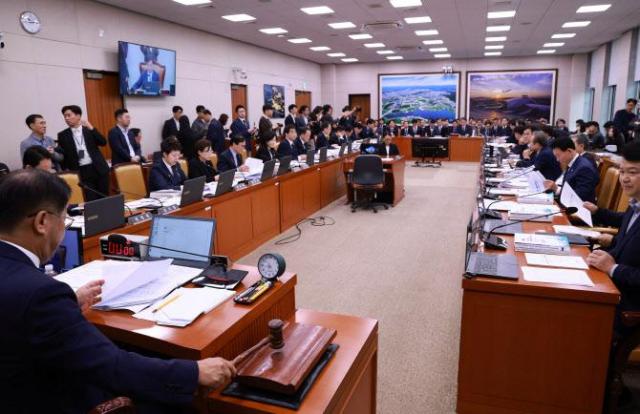 13일 서울 여의도 국회에서 열린 국토교통부 등에 대한 국토교통위원회 국정감사에서 맹성규 국토교통위원장이 국정감사 개시를 선언하며 의사봉을 두드리고 있다사진연합뉴스