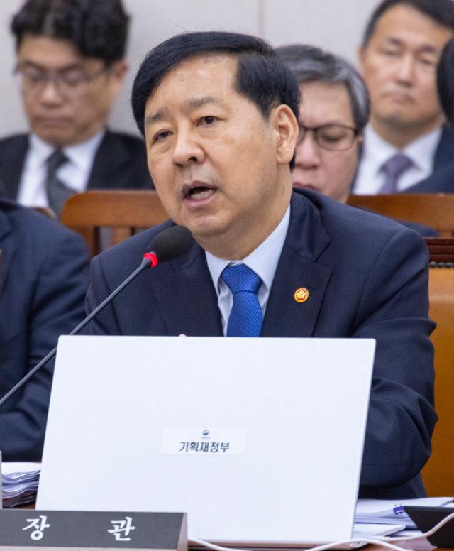 구윤철 부총리 겸 기획재정부 장관이 13일 국회에서 열린 기획재정위원회 국정감사에서 질의에 답하고 있다