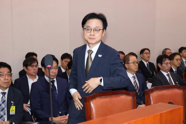 Industry Minister Kim Jung-gwan heads to the podium to take an oath at the National Assembly in Seoul on Oct. 13. [Photo=Yonhap]