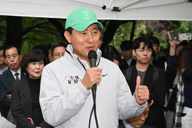 오세훈 서울시장이 13일 서울 강남구 대치동 은마아파트를 방문 주민들과 간담회를 하고 있다 20251013 공동취재