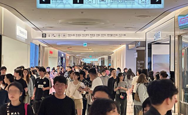 잠실 롯데월드몰을 찾은 외국인 및 내국인 고객들의 모습 사진롯데백화점