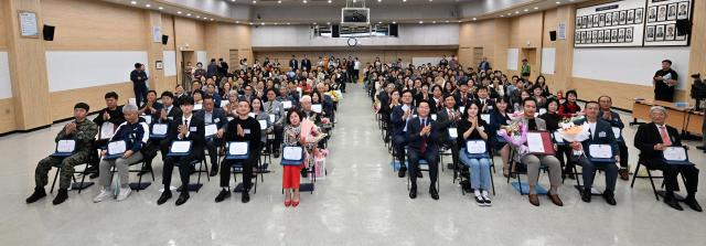 유정복 인천광역시장이 13일 시청 대회의실에서 열린 2025년 3분기 모범선행시민 표창 수여식에서 수상자들과 기념촬영을 하고 있다 사진인천시