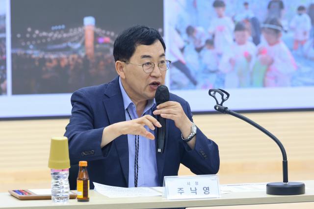 주낙영 경주시장이 13일 시청 영상회의실에서 열린 국·소·본부장 회의에서 APEC 정상 회의 준비 상황을 점검하며 발언하고 있다 사진경주시