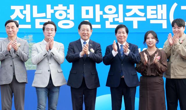 공영민 고흥군수가 13일 고흥읍 성산리 전남형 만원주택 사업부지에서 열린 ‘전남형 만원주택’ 기공식에서 주요내빈들과 기념촬영을 하고 있다 사진고흥군
