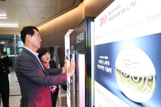 정명근 화성특례시장이 13일 경기지역 여성기업 상담전시회에서 제품 체험을 하고 있다 사진화성시