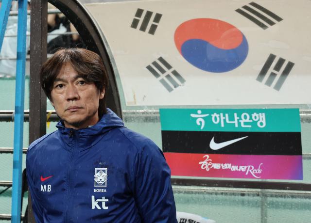 10일 서울 마포구 서울월드컵경기장에서 열린 한국과 브라질 축구 대표팀의 친선경기 한국 축구 대표팀 홍명보 감독이 경기장에 입장한 뒤 선수들을 바라보고 있다 사진연합뉴스