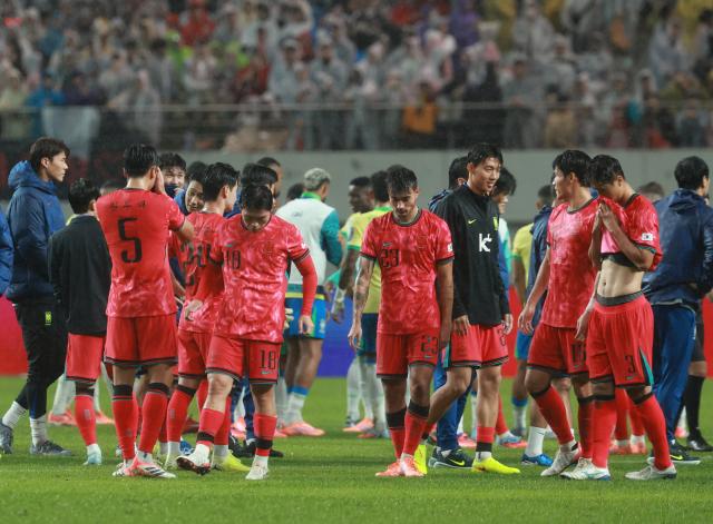 10일 서울 마포구 서울월드컵경기장에서 열린 한국과 브라질 축구 대표팀의 친선경기 0-5로 대패한 한국 선수들이 무거운 표정으로 그라운드를 나서고 있다 사진연합뉴스