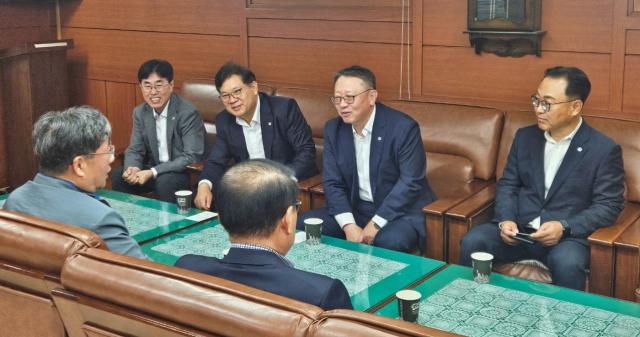 정진완 우리은행장이 지난 10일 연휴 첫 일정으로 남대문시장 및 시장상인회를 방문해 소상공인의 어려움을 청취하고 은행의 맞춤형 지원 방안을 함께 논의하고 있는 모습 사진우리은행
