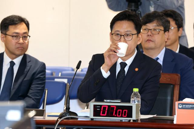 배경훈 부총리 겸 과학기술정보통신부 장관이 13일 정부세종청사에서 열린 국회 과학기술정보방송통신위원회의 과학기술정보통신부에 대한 국정감사에서 물을 마시며 목을 축이고 있다 사진연합뉴스