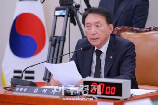 [포토] 발언하는 김석기 외통위원장