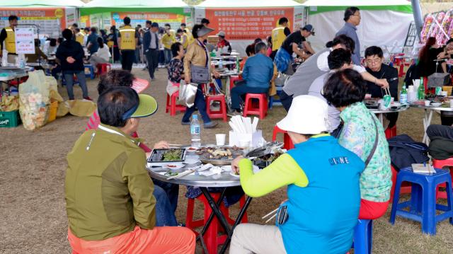 지난해 한우축제에서 관광객들 및 합천군민들이 한우를 할인된 가격에 구입해 즉석에서 구워 먹고 있다 사진합천군