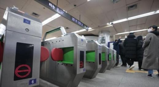 7호선 철산역서 차량 고장…운행 불가