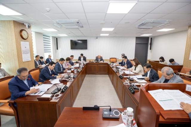 해남군의회의장 이성옥는 13일 오전 의회운영위원회실에서 제16차 의원간담회를 열었다사진해남군의회