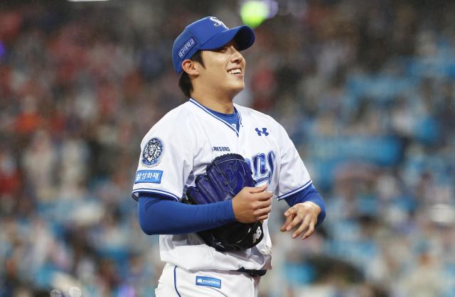 13일 대구 삼성라이온즈파크에서 열린 2025 KBO 프로야구 포스트시즌 준플레이오프 3차전 SSG 랜더스와 삼성 라이온즈의 경기 7회초 삼성 선발 원태인이 교체되며 미소를 보이고 있다 사진연합뉴스