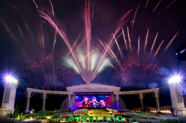 Everland amusement park draws visitors with K-pop-themed fireworks show