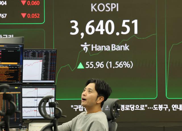 코스피가 장중 사상 최고치를 경신한 14일 서울 중구 하나은행 딜링룸에서 한 딜러가 모니터를 바라보고 있다 사진연합뉴스