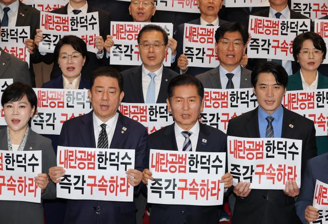 더불어민주당 정청래 대표 김병기 원내대표 등 의원들이 14일 서울 여의도 국회에서 한덕수 전 국무총리 등 12·3 비상계엄 당시 국무위원들에 대한 내란공모 규탄 기자회견을 하고 있다사진연합뉴스