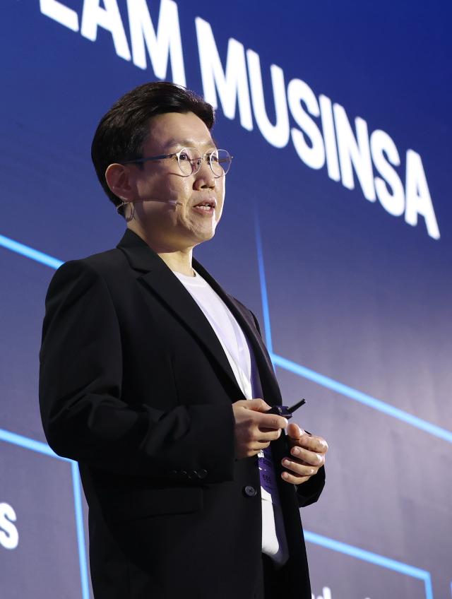 박준모 무신사 대표 글로벌 진출 전략 발표
서울연합뉴스 이재희 기자 10일 서울 중구 동대문디자인플라자에서 열린 무신사 글로벌 파트너스데이 기자간담회에서 박준모 대표가 글로벌 시장 진출 전략을 발표하고 있다 2025610
scapeynacokr2025-06-10 105802
저작권자 ⓒ ㈜연합뉴스 무단 전재 재배포 금지 AI 학습 및 활용 금지저작권자 ⓒ ㈜연합뉴스 무단 전재 재배포 금지 AI 학습 및 활용 금지