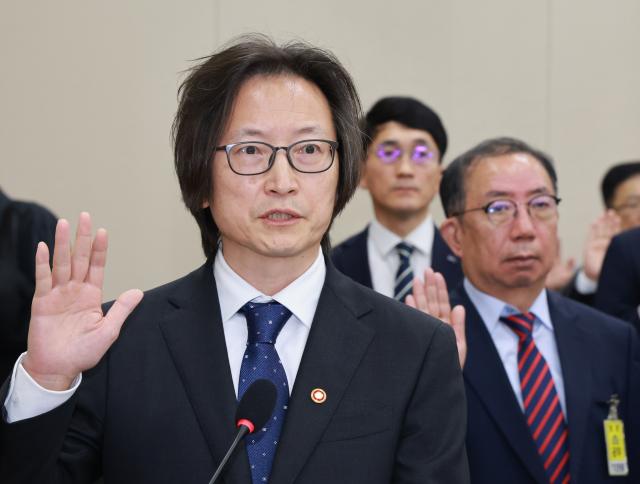 14일 서울 여의도 국회에서 열린 공정거래위원회 개인정보보호위원회 등에 대한 정무위원회 국정감사에서 주병기 공정거래위원장이 선서하고 있다 사진연합뉴스
