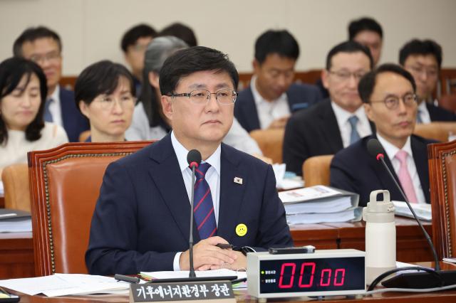 김성환 기후에너지환경부 장관이 14일 서울 여의도 국회에서 열린 기후에너지환경위원회 국정감사에 출석해 있다 사진연합뉴스