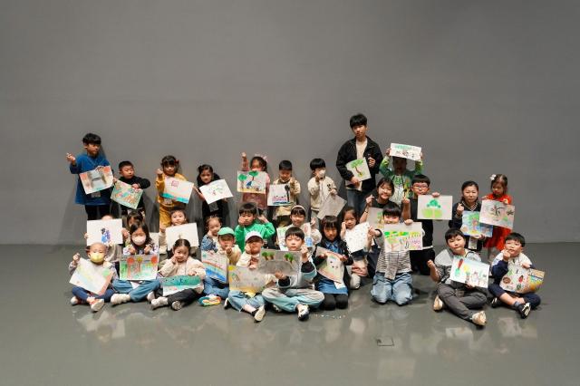 LG유플러스는 소아암 환아와 가족 86명에게 휴식과 추억을 선물하기 위해 지난 13일 경기 광주시 화담숲에서 사생대회를 열었다사진LG유플러스