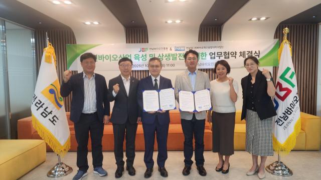 전남바이오진흥원원장 윤호열은 지난 13일 전남대학교 그린바이오혁신융합대학사업단단장 손형일과 ‘그린바이오산업 육성 및 상생협력 발전을 위한 업무협약MOU’을 체결했다사진전남도