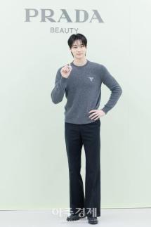 [포토] 프라다 뷰티 바나나 립 밤 소개하는 변우석