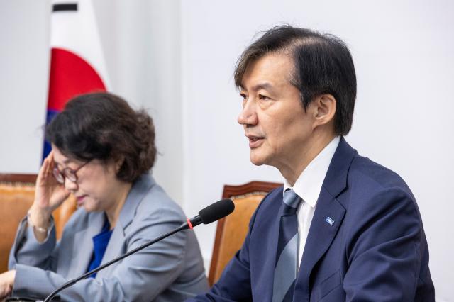 조국 조국혁신당 비상대책위원장이 지난 13일 국회에서 열린 비상대책위원회 회의에서 발언하고 있다 사진연합뉴스
