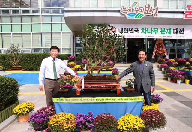 왼쪽_보성군수 김철우 오른쪽_차나무분재협회장 임봉현 사진보성군