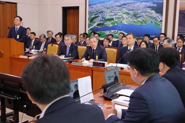 이한준 한국토지주택공사 사장이 14일 서울 여의도 국회에서 열린 국토교통위원회 국정감사에서 의원 질의에 답변하고 있다 사진연합뉴스
