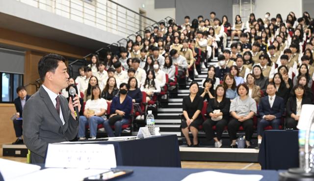 대구 달성군은 현풍중・고등학생 통학 안전 민원 해결을 위해 학교 내부에 별도의 주차장과 학생 승하차 공간을 마련하는 방향을 모았다 사진대구달성군