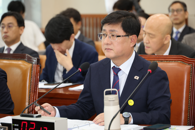 김성환 기후에너지환경부 장관이 14일 서울 여의도 국회에서 열린 기후에너지환경위원회 국정감사에 출석해 있다 사진연합뉴스