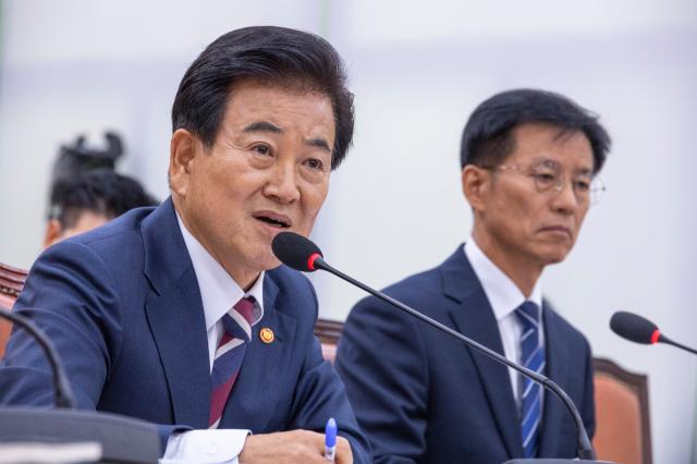 정동영 통일부 장관이 14일 국회 외교통일위원회에서 열린 통일부에 대한 2025년 국정감사에 출석해 의원 질의에 답하고 있다 사진연합뉴스
